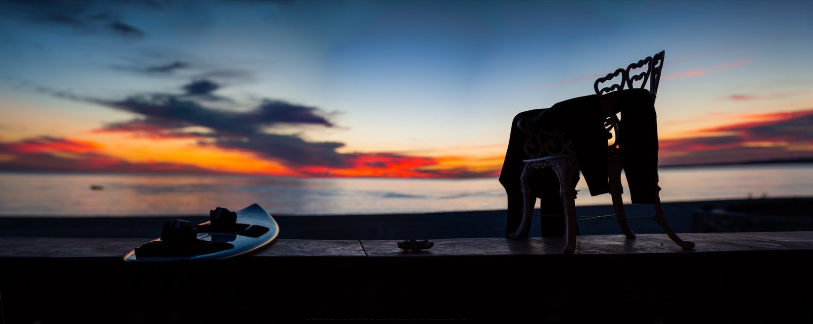 Kitesurfista cortando agua plana en Punta Arena, East Cape