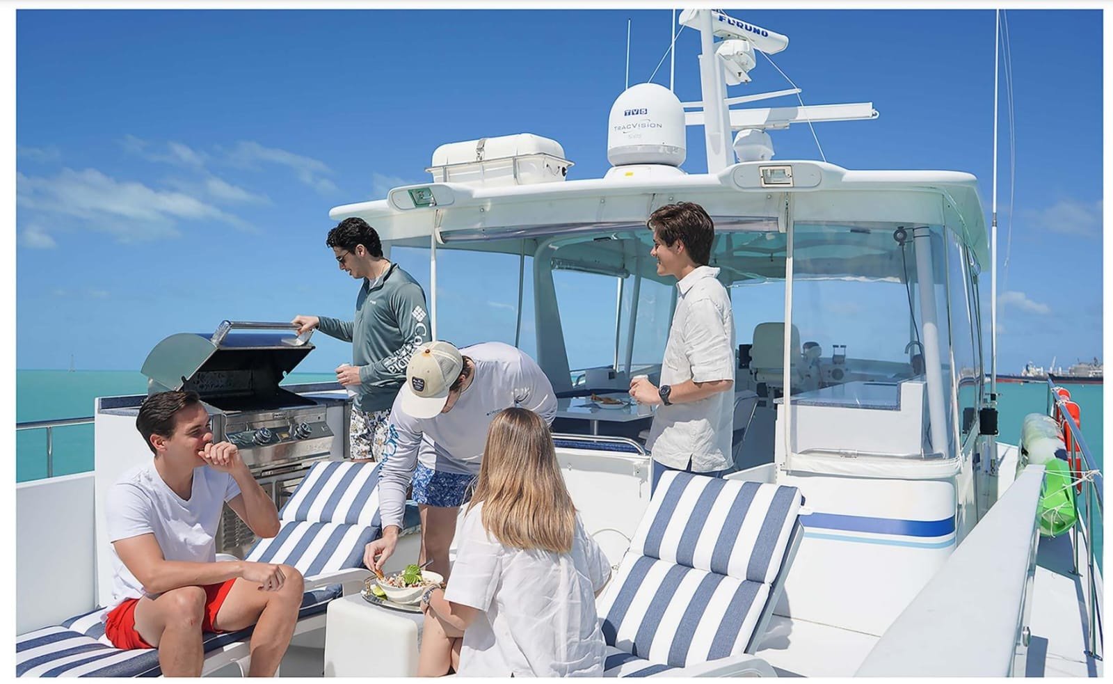 Mega-yate de 77 pies con estabilizadores y camarotes de lujo anclado frente a Marina Yucalpetén, Progreso