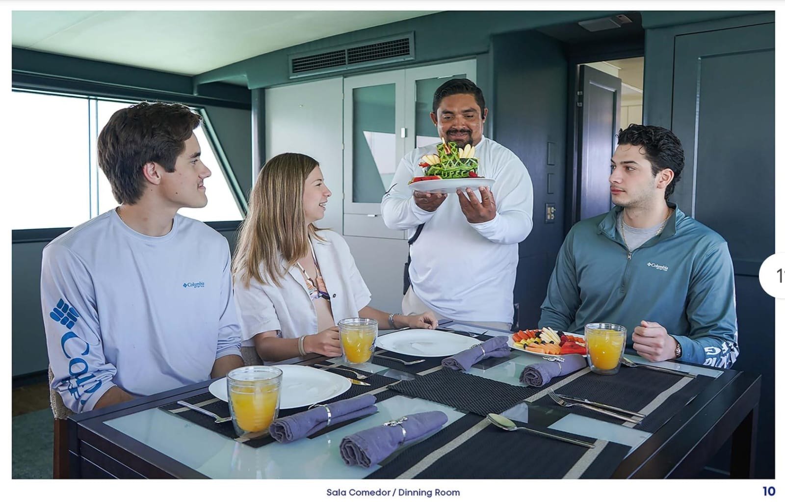 Mega-yate de 77 pies con estabilizadores y camarotes de lujo anclado frente a Marina Yucalpetén, Progreso