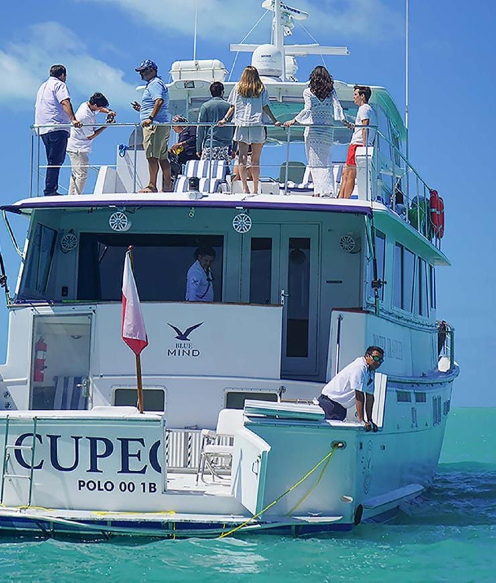 Mega-yate de 77 pies con estabilizadores y camarotes de lujo anclado frente a Marina Yucalpetén, Progreso