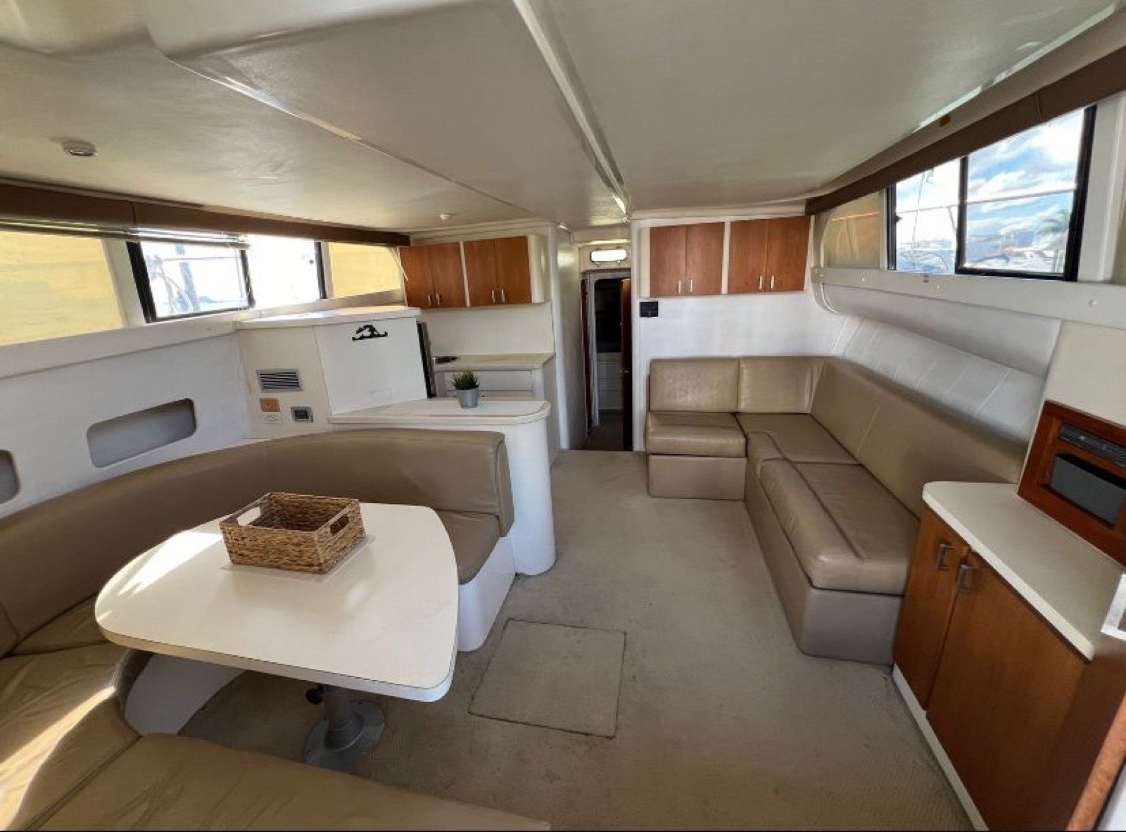 Yate Gulf Star 45 pies anclado frente al muelle de Chicxulub para un charter privado desde Marina Yucalpetén, Progreso