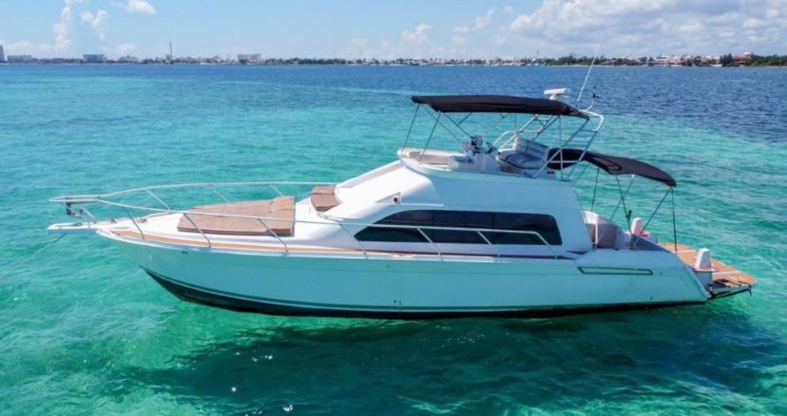 Yate Gulf Star 45 pies anclado frente al muelle de Chicxulub para un charter privado desde Marina Yucalpetén, Progreso