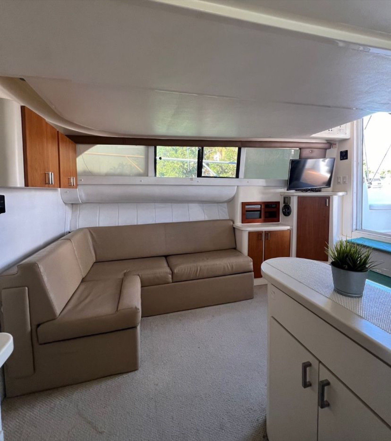 Yate Gulf Star 45 pies anclado frente al muelle de Chicxulub para un charter privado desde Marina Yucalpetén, Progreso