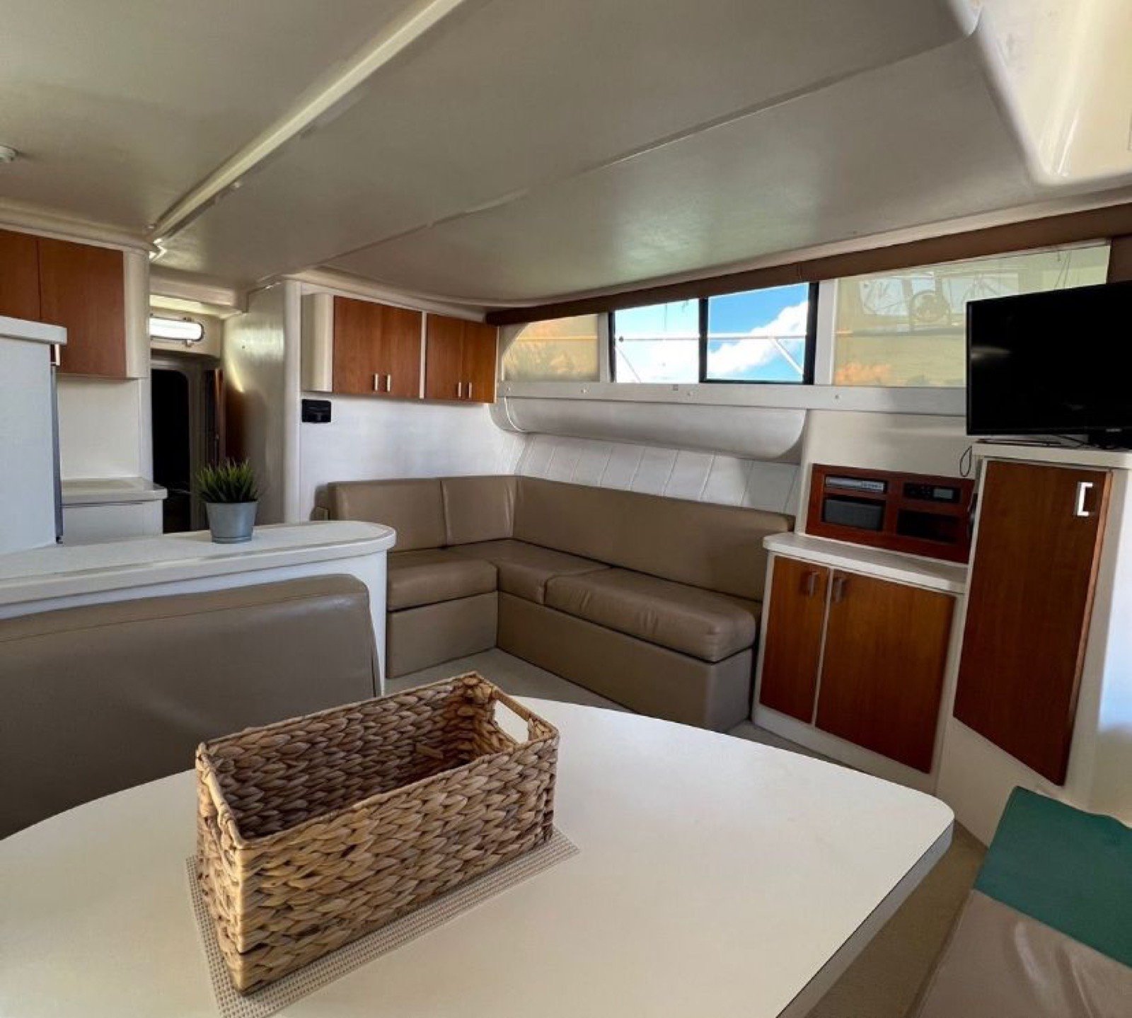 Yate Gulf Star 45 pies anclado frente al muelle de Chicxulub para un charter privado desde Marina Yucalpetén, Progreso