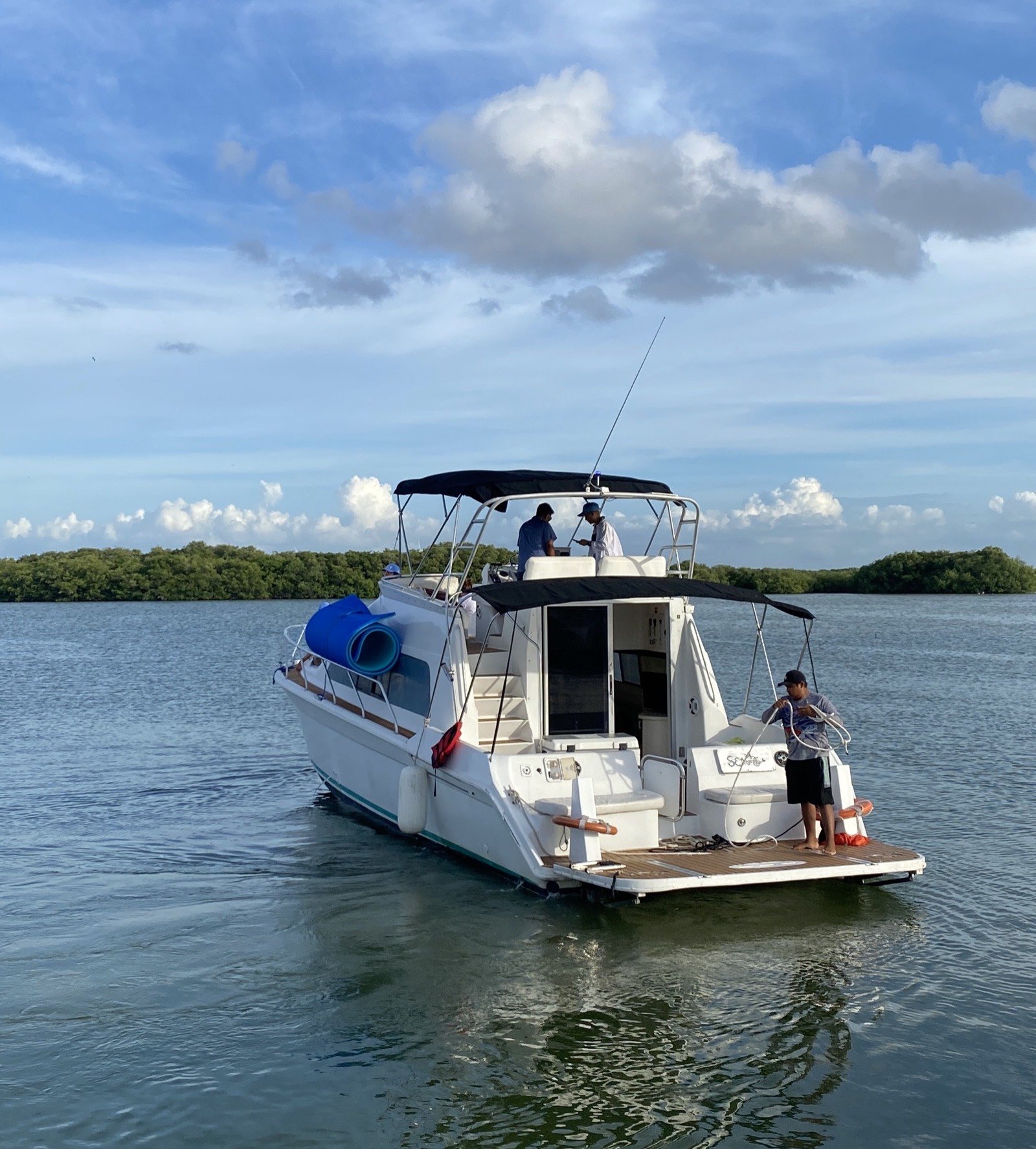 Yate Gulf Star 45 pies anclado frente al muelle de Chicxulub para un charter privado desde Marina Yucalpetén, Progreso