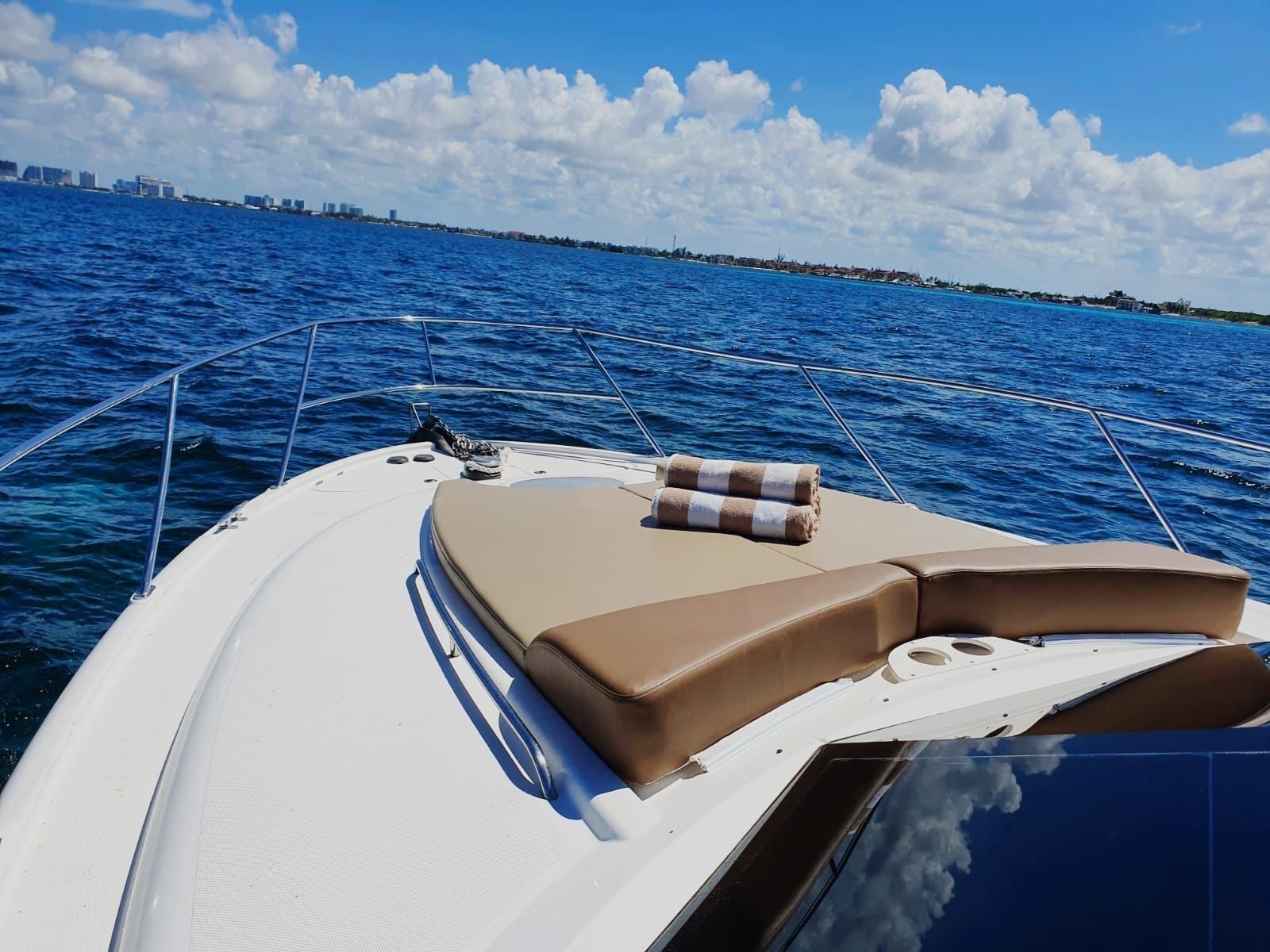 Yate Meridian 42 pies flybridge en Marina Yucalpetén, Progreso, listo para un charter privado