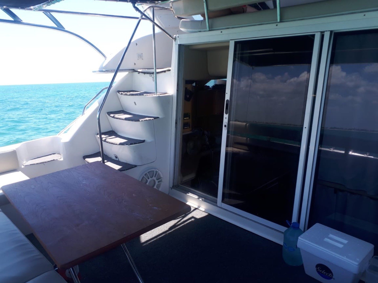 Yate Sea Ray 46 pies Sundancer (segunda unidad) atracado en Marina Yucalpetén, Progreso, para charter privado de 15 personas