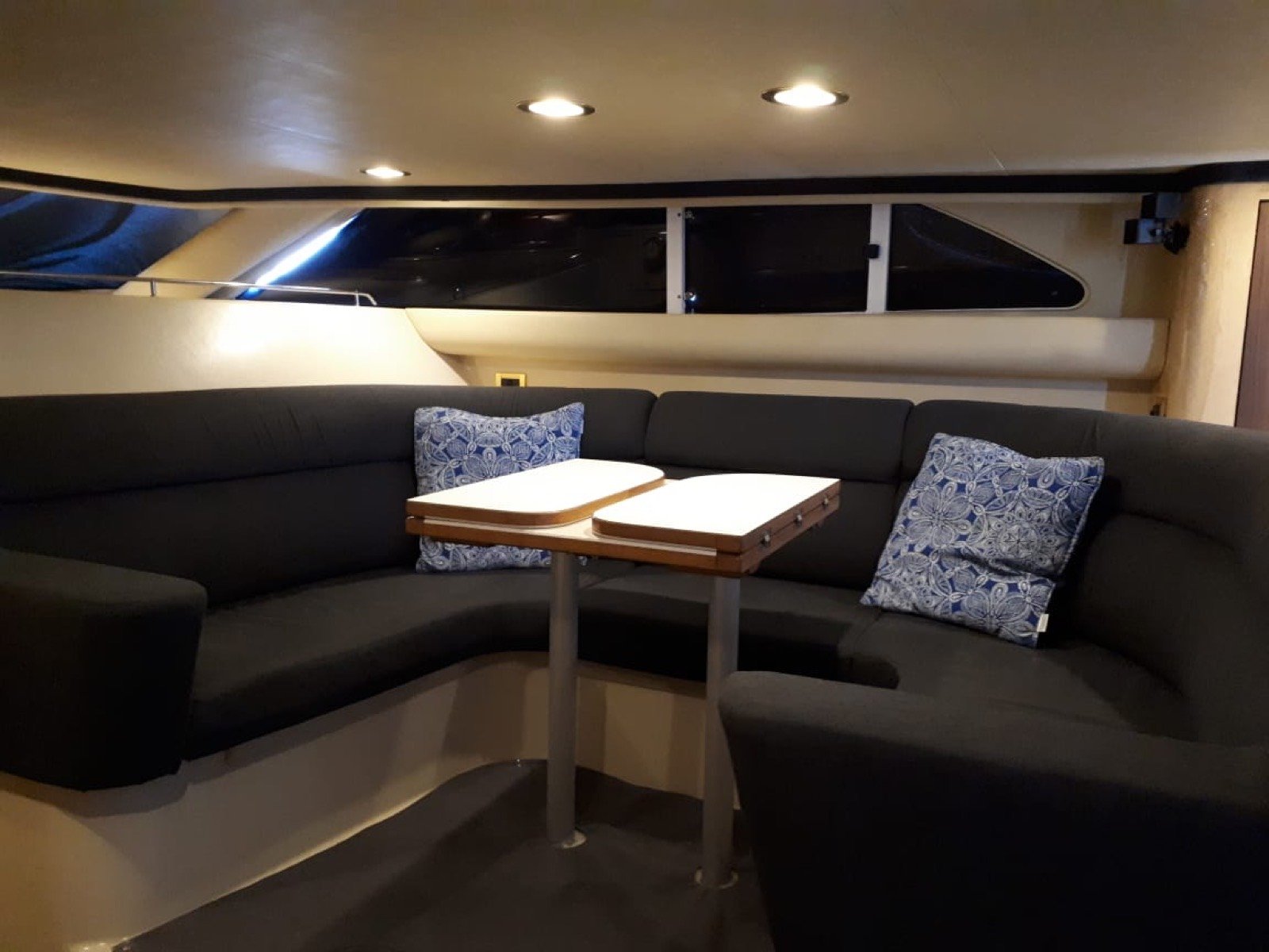 Yate Sea Ray 46 pies Sundancer (segunda unidad) atracado en Marina Yucalpetén, Progreso, para charter privado de 15 personas