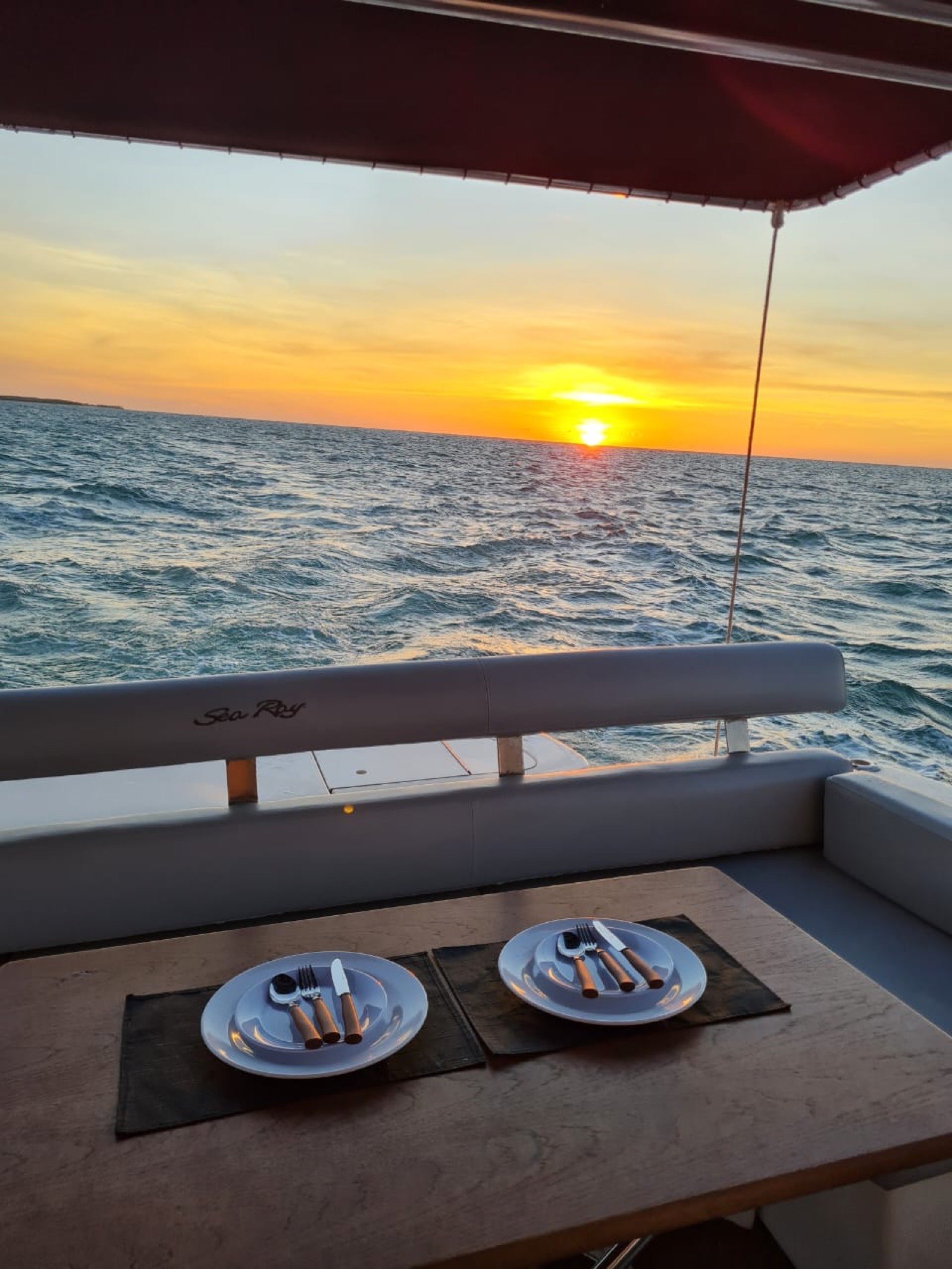 Yate Sea Ray 46 pies Sundancer (segunda unidad) atracado en Marina Yucalpetén, Progreso, para charter privado de 15 personas