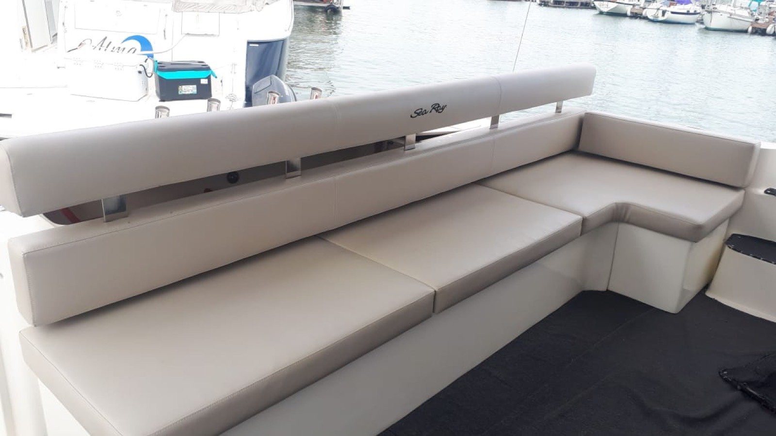 Yate Sea Ray 46 pies Sundancer (segunda unidad) atracado en Marina Yucalpetén, Progreso, para charter privado de 15 personas