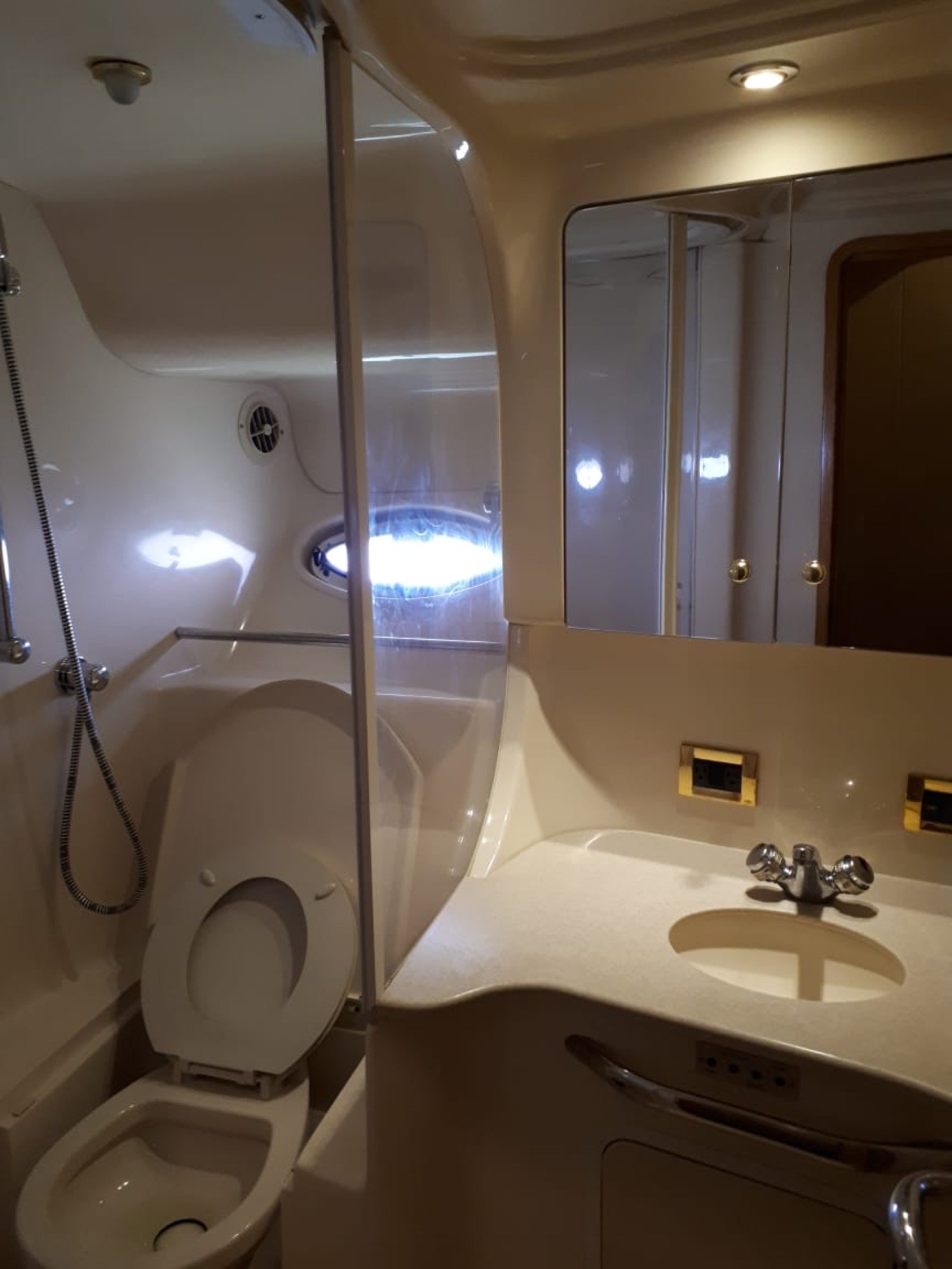 Yate Sea Ray 46 pies Sundancer (segunda unidad) atracado en Marina Yucalpetén, Progreso, para charter privado de 15 personas