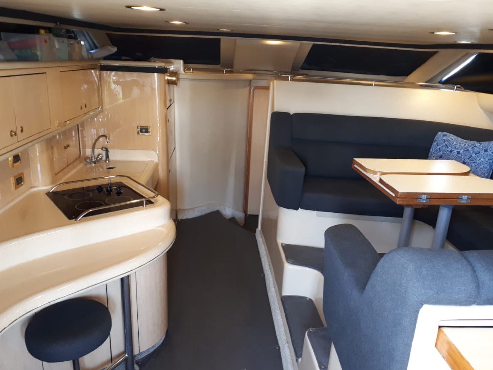 Yate Sea Ray 46 pies Sundancer (segunda unidad) atracado en Marina Yucalpetén, Progreso, para charter privado de 15 personas