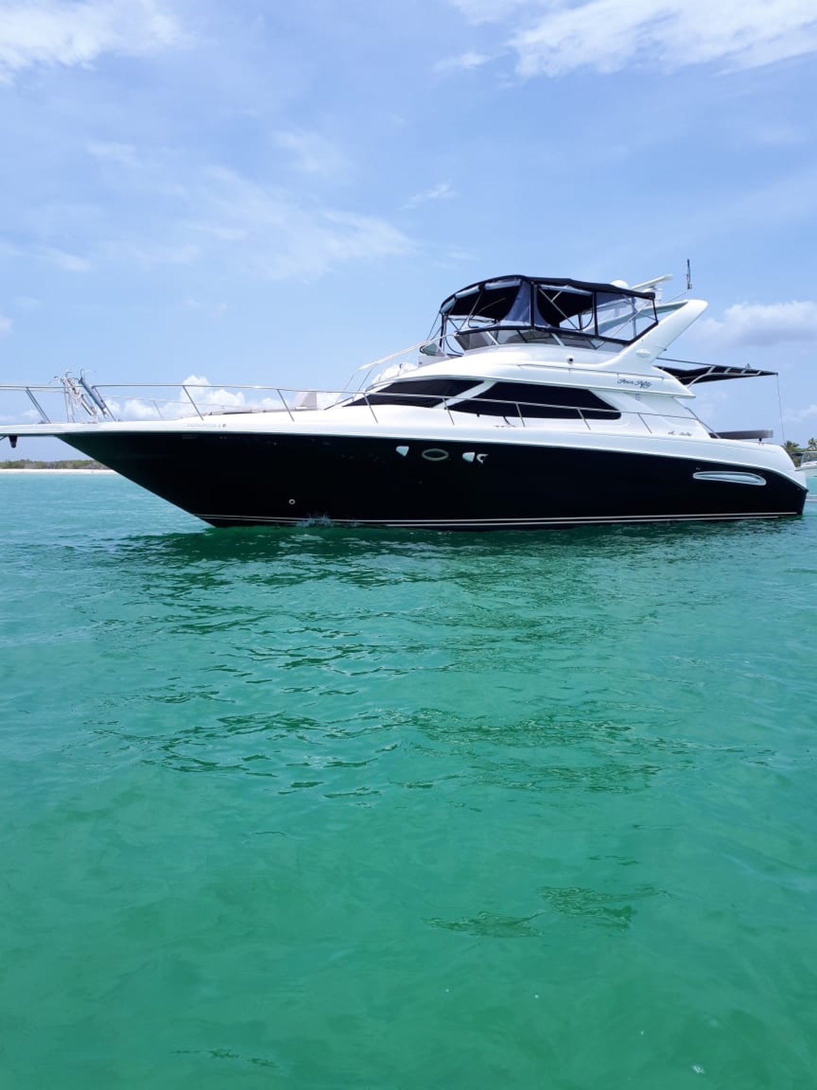 Yate Sea Ray 46 pies Sundancer (segunda unidad) atracado en Marina Yucalpetén, Progreso, para charter privado de 15 personas