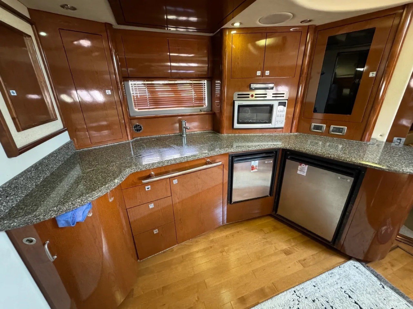 Sea Ray 46 ft Sundancer luxury motor yacht cruising off Progreso Yucatán with AC cabin and premium trim