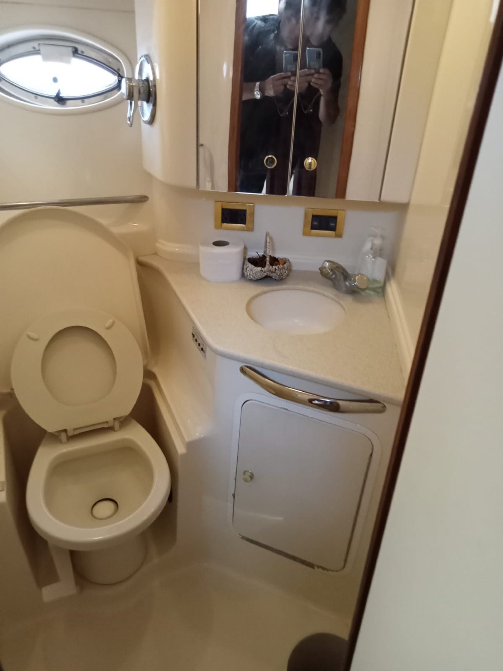 Sea Ray 48 ft Sundancer yacht with large swim platform anchored off Progreso Yucatán for a private charter