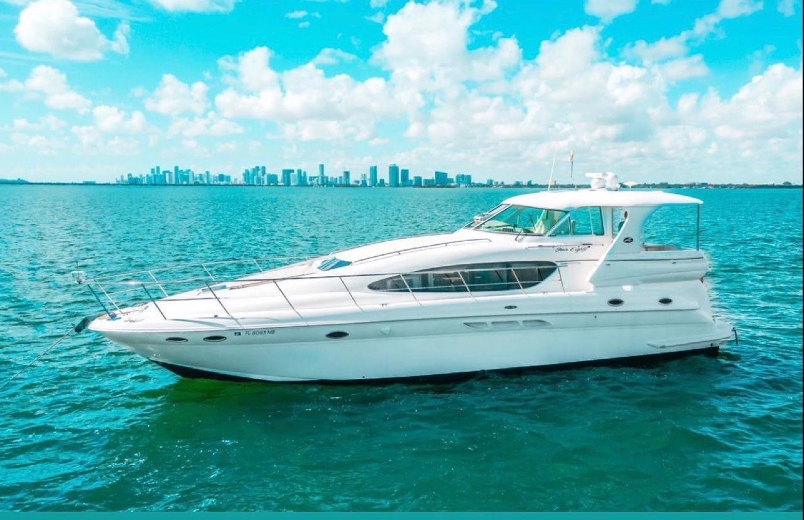 Sea Ray 50 ft flybridge motor yacht with AC-conditioned salon departing Marina Yucalpetén in Progreso