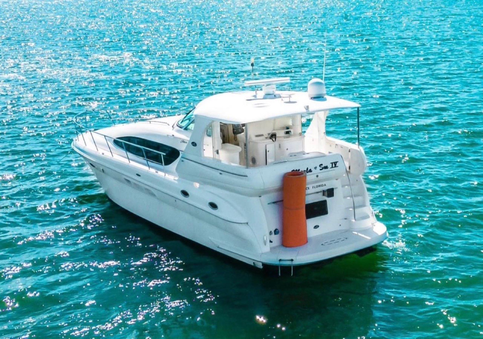 Sea Ray 50 ft flybridge motor yacht with AC-conditioned salon departing Marina Yucalpetén in Progreso