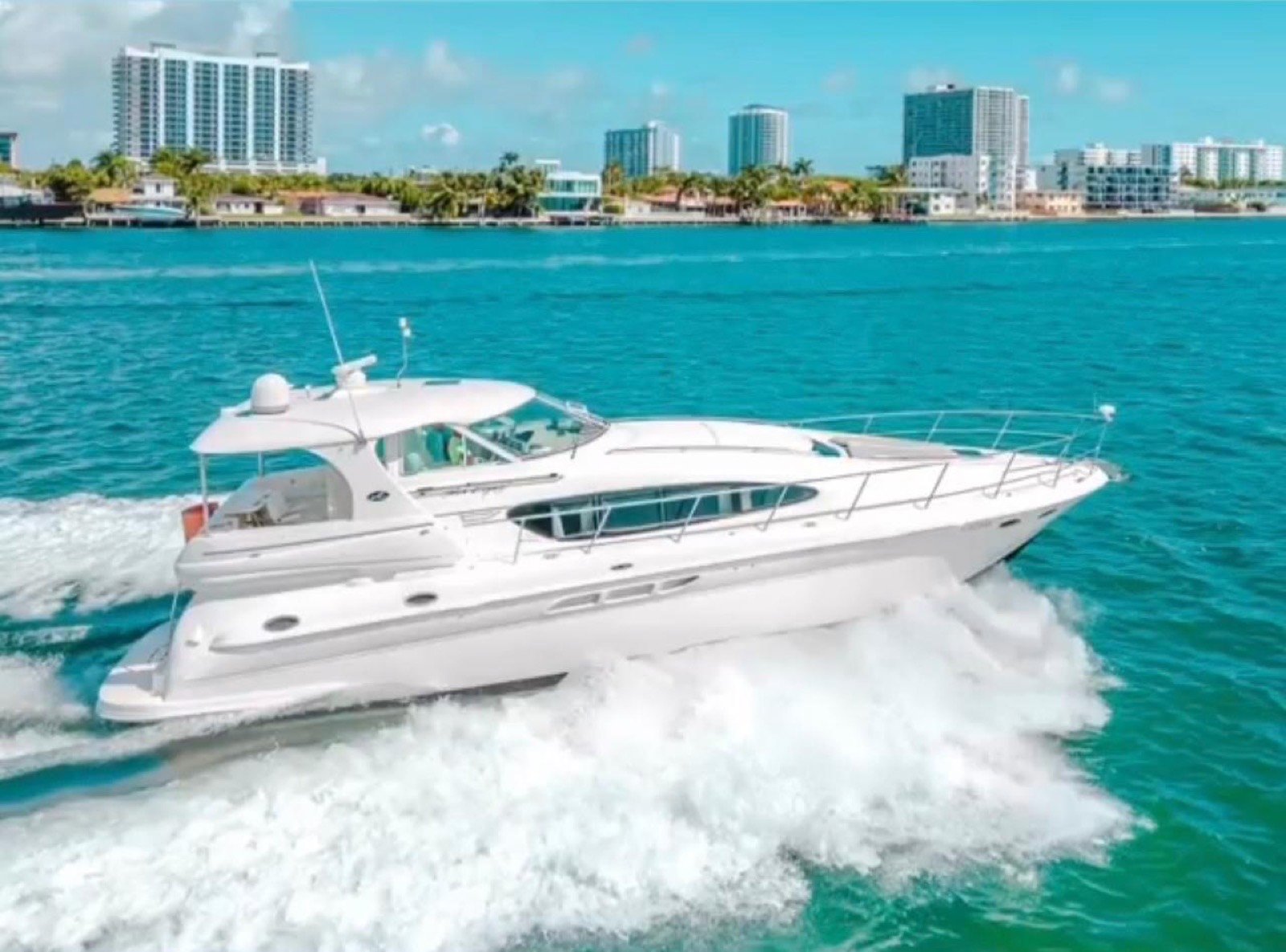 Sea Ray 50 ft flybridge motor yacht with AC-conditioned salon departing Marina Yucalpetén in Progreso