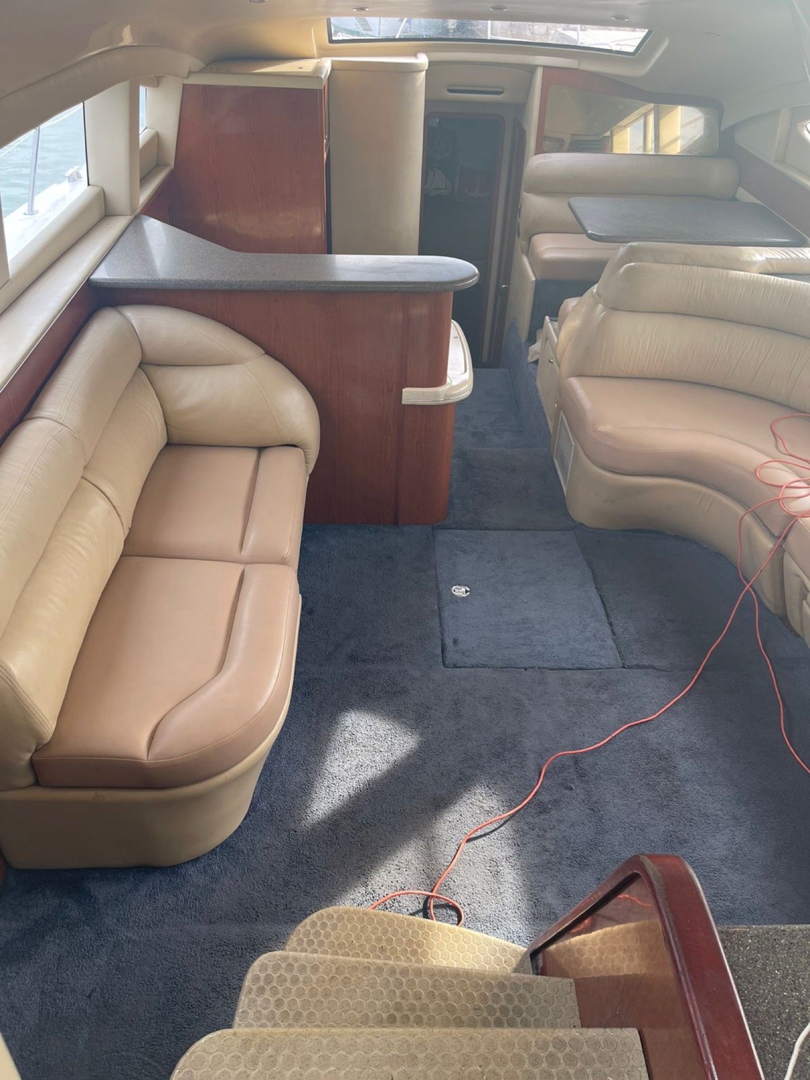 Sea Ray 50 ft flybridge motor yacht with AC-conditioned salon departing Marina Yucalpetén in Progreso