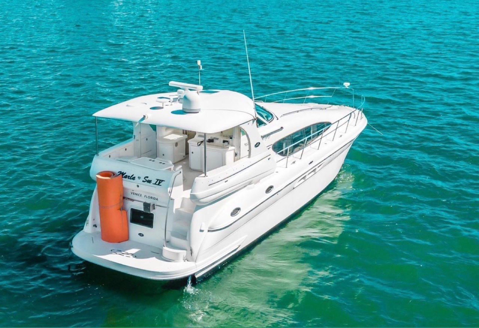 Sea Ray 50 ft flybridge motor yacht with AC-conditioned salon departing Marina Yucalpetén in Progreso