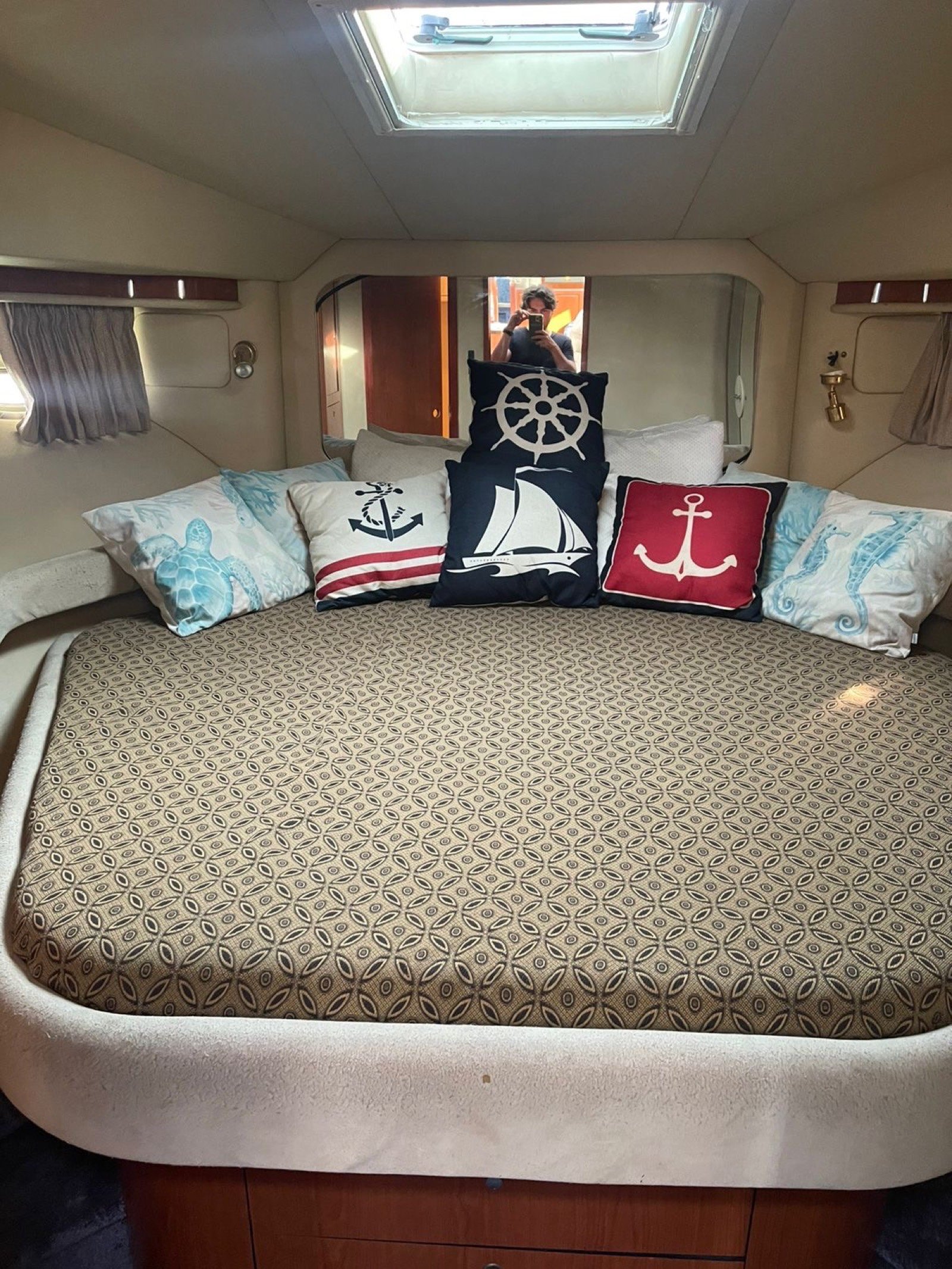 Sea Ray 50 ft flybridge motor yacht with AC-conditioned salon departing Marina Yucalpetén in Progreso