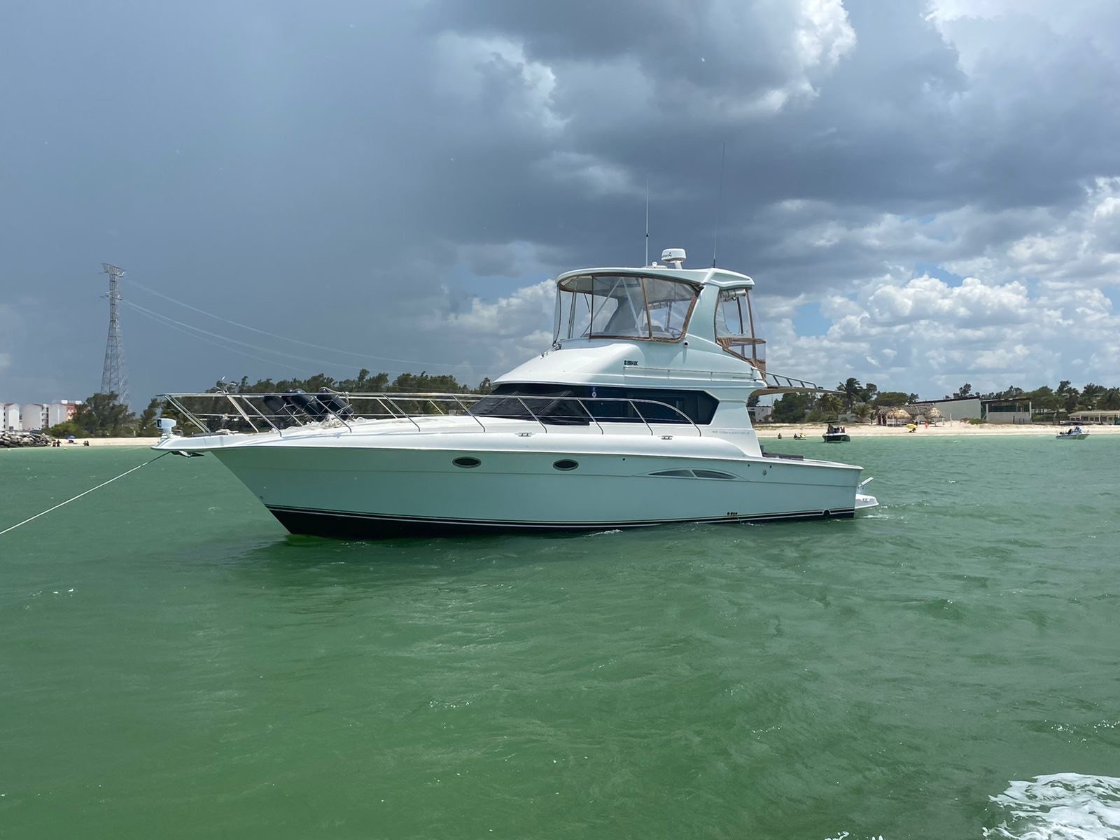 Yate Silver 45 pies flybridge europeo anclado frente a Marina Yucalpetén, Progreso