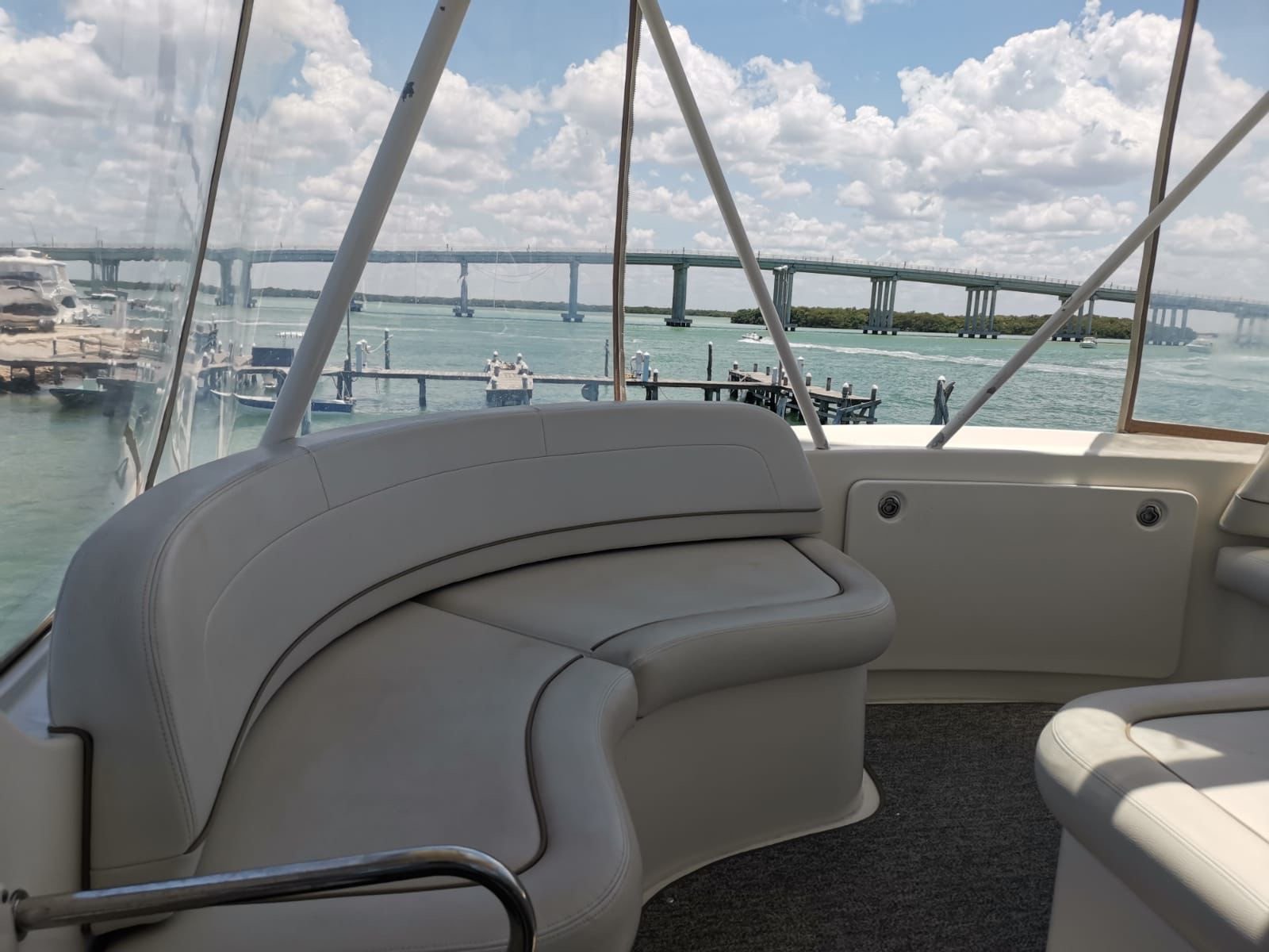 Yate Silver 45 pies flybridge europeo anclado frente a Marina Yucalpetén, Progreso