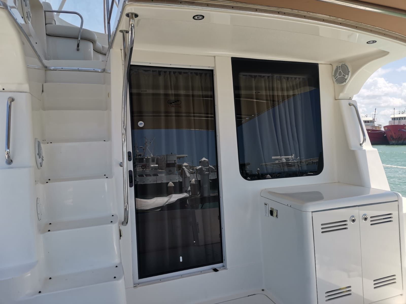 Yate Silver 45 pies flybridge europeo anclado frente a Marina Yucalpetén, Progreso