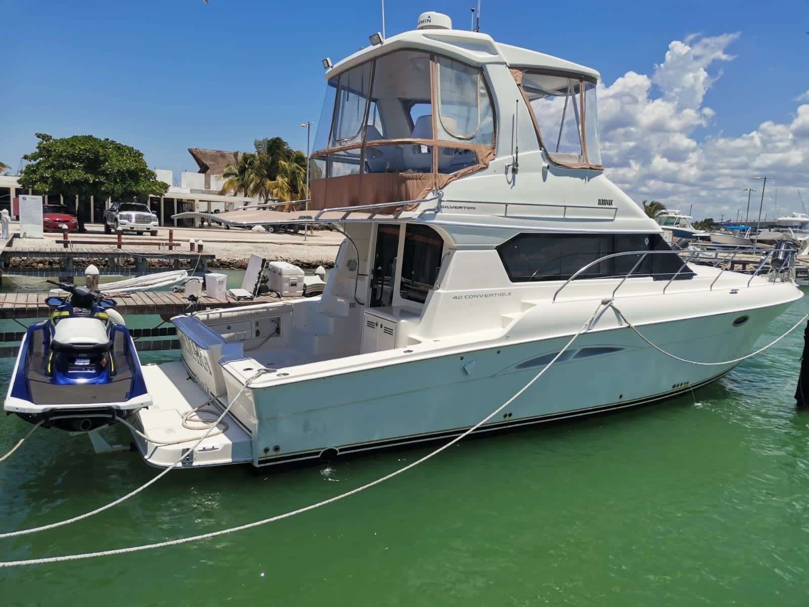 Yate Silver 45 pies flybridge europeo anclado frente a Marina Yucalpetén, Progreso