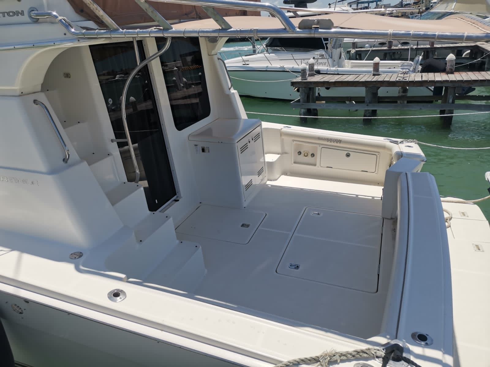 Yate Silver 45 pies flybridge europeo anclado frente a Marina Yucalpetén, Progreso