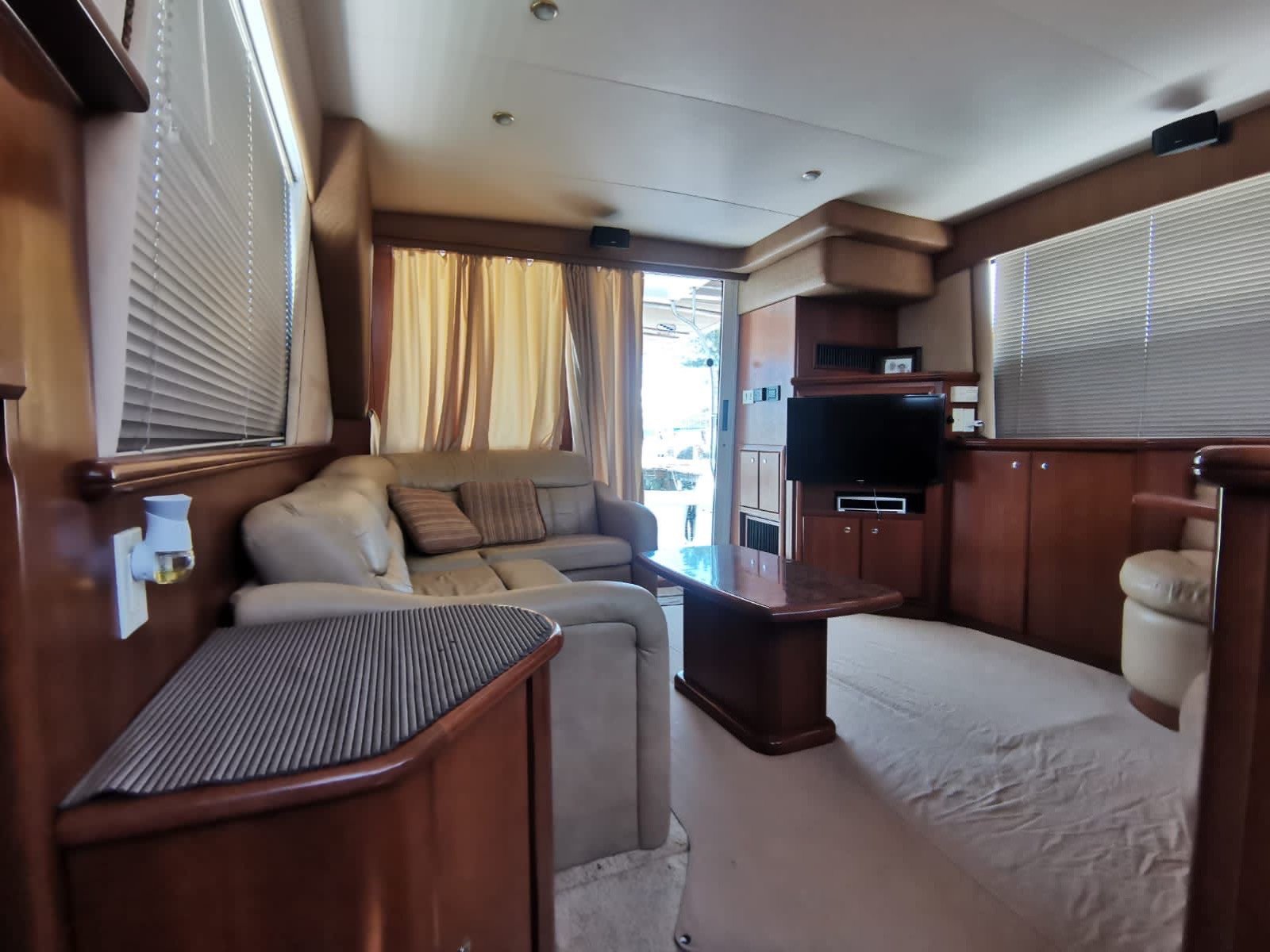 Yate Silver 45 pies flybridge europeo anclado frente a Marina Yucalpetén, Progreso