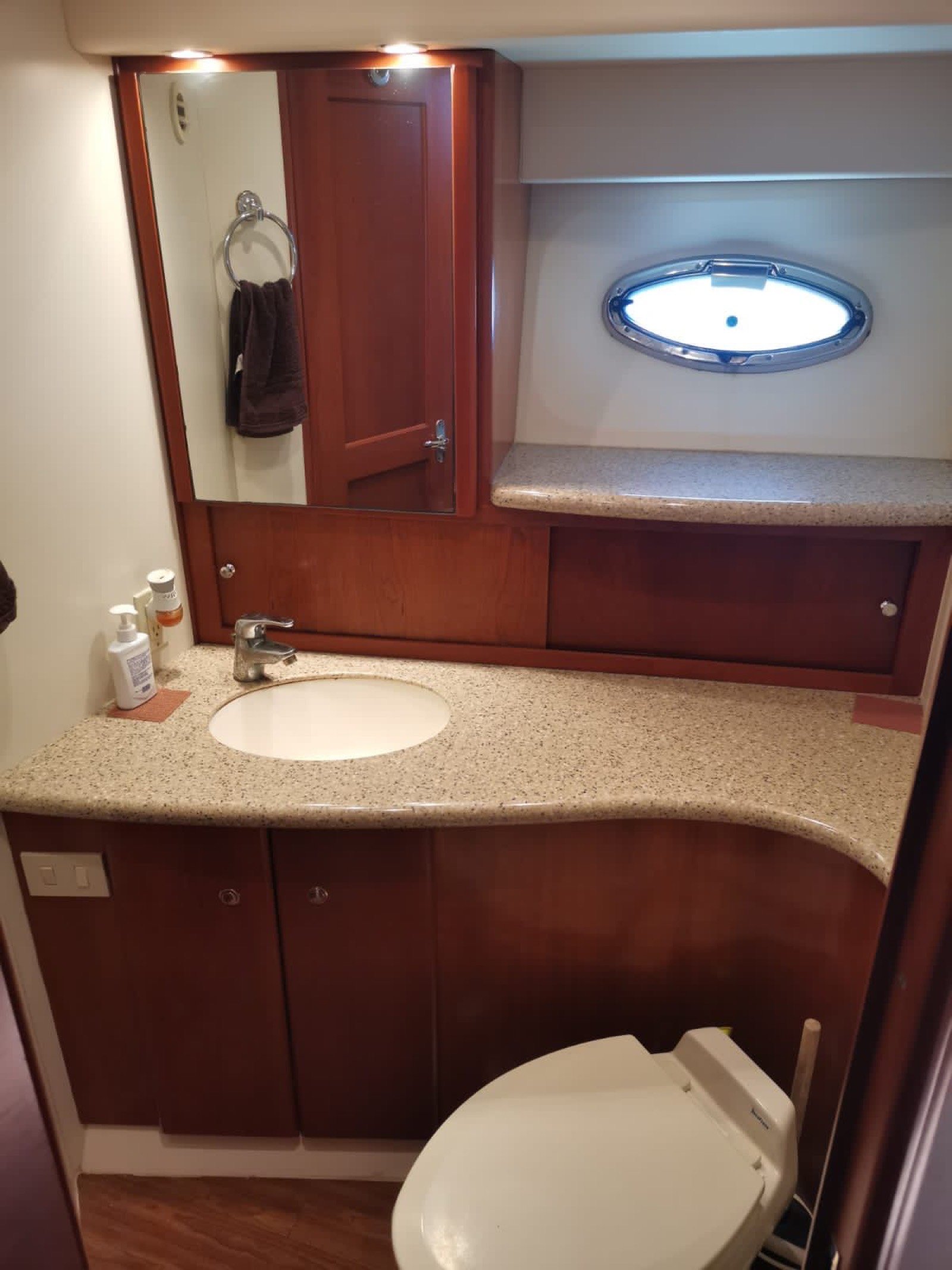 Yate Silver 45 pies flybridge europeo anclado frente a Marina Yucalpetén, Progreso