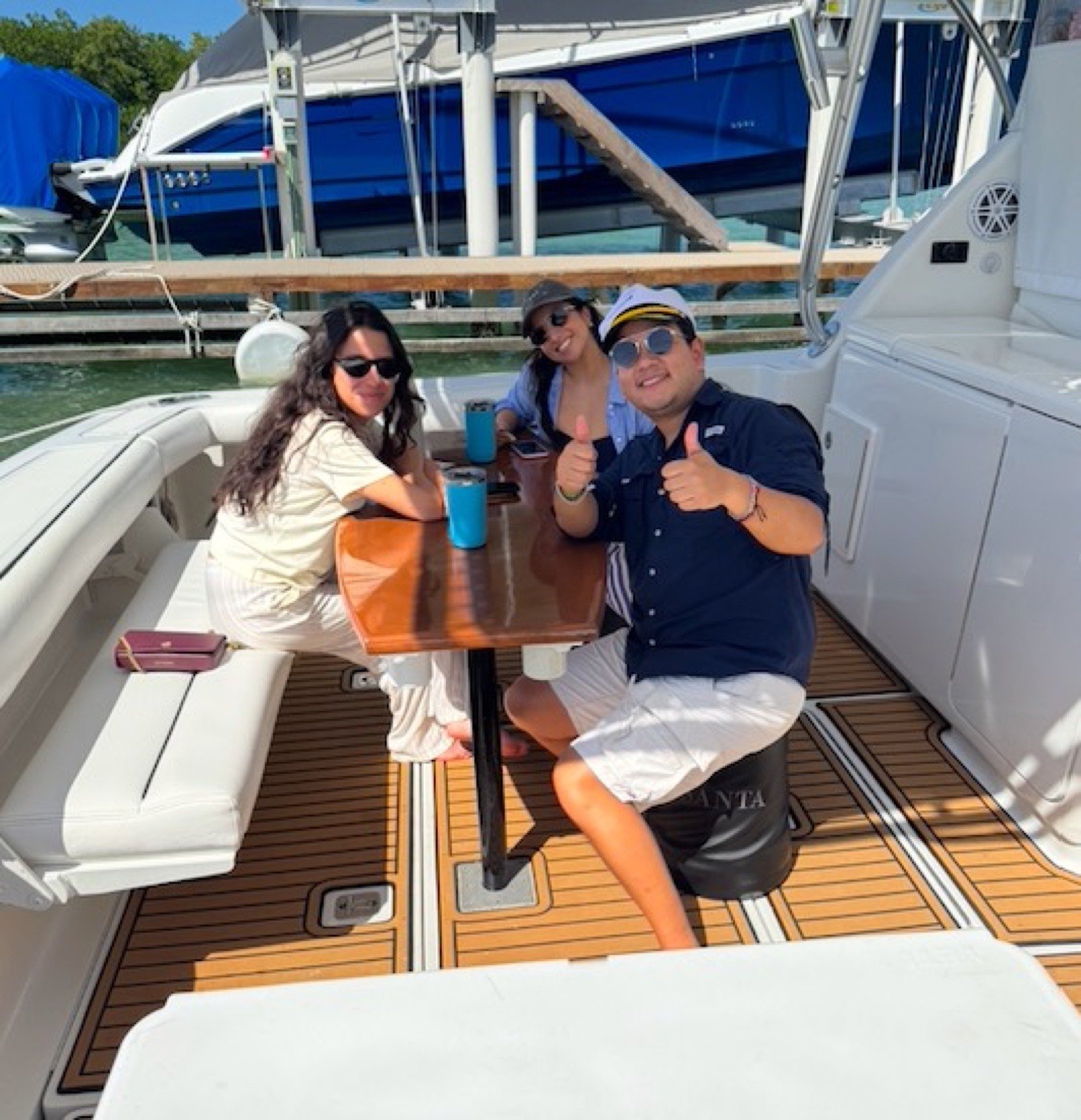 Yate Tiara 44 pies de lujo saliendo de Marina Yucalpetén, Progreso