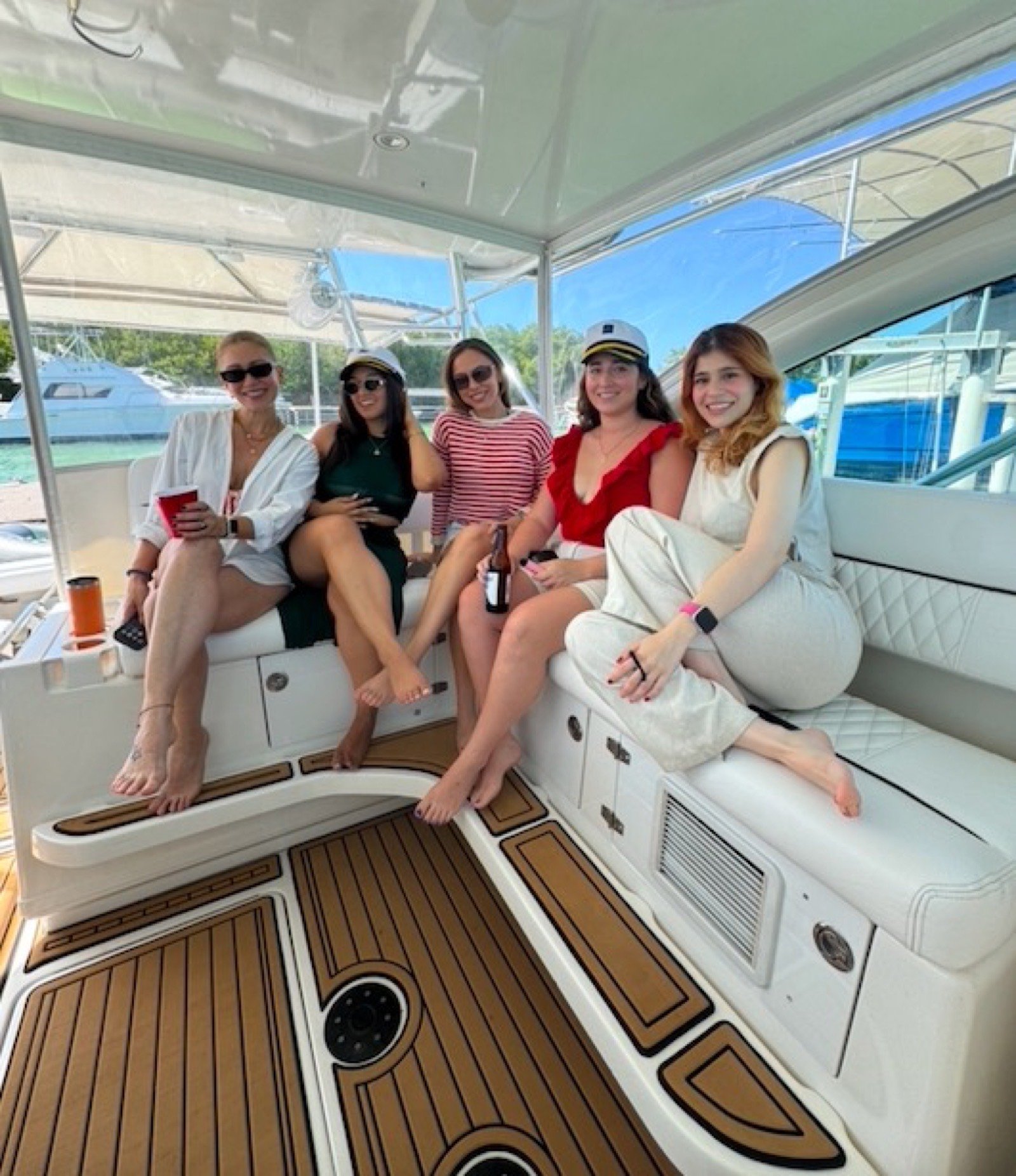 Yate Tiara 44 pies de lujo saliendo de Marina Yucalpetén, Progreso