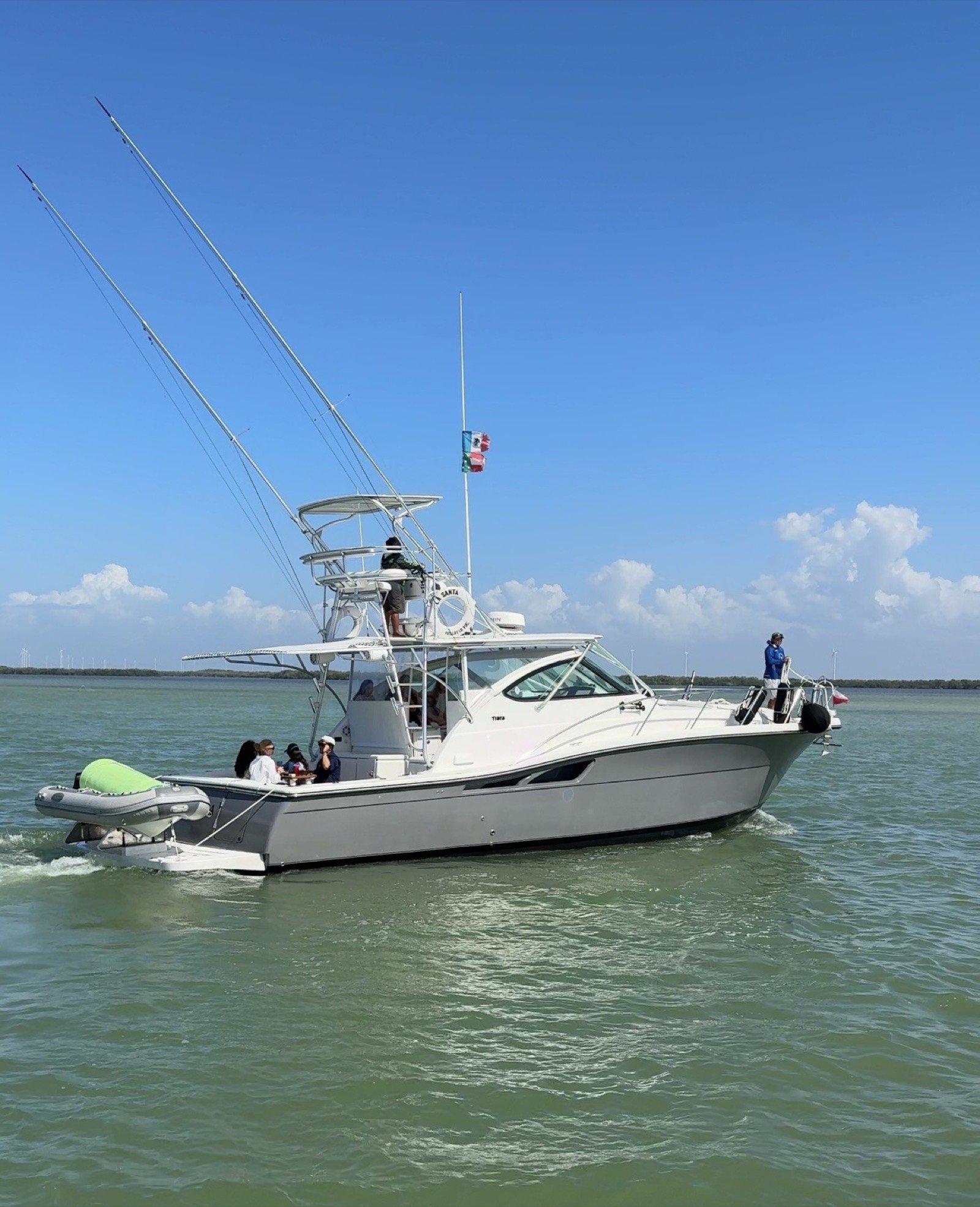 Yate Tiara 44 pies de lujo saliendo de Marina Yucalpetén, Progreso