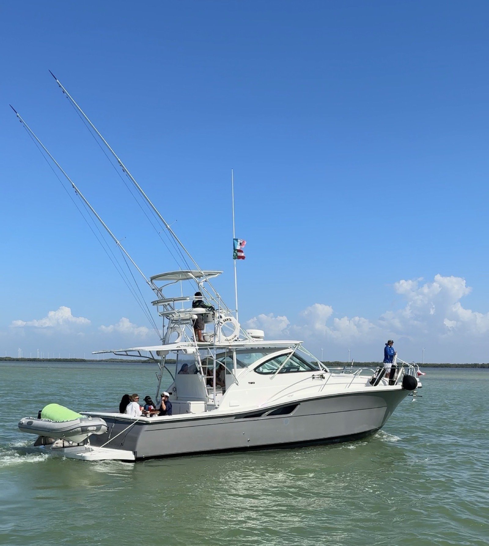 Yate Tiara 44 pies de lujo saliendo de Marina Yucalpetén, Progreso