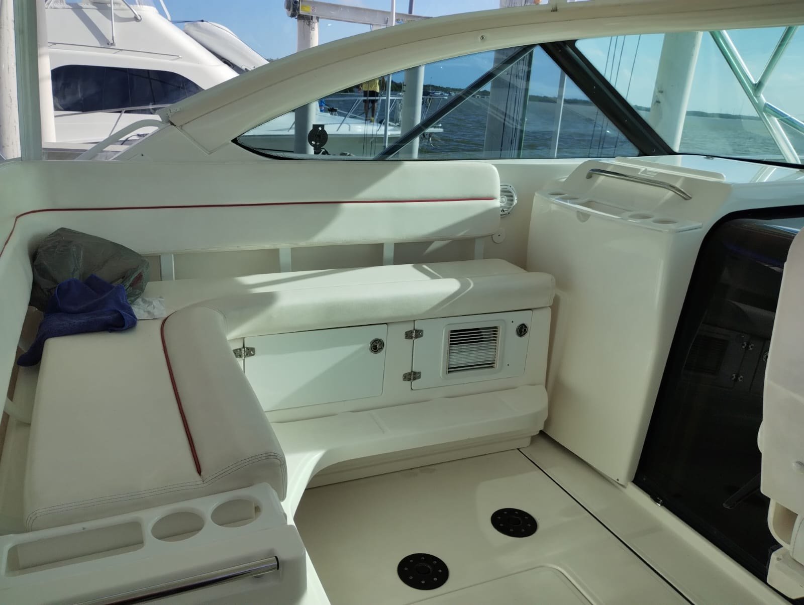 Yate Tiara 44 pies de lujo saliendo de Marina Yucalpetén, Progreso