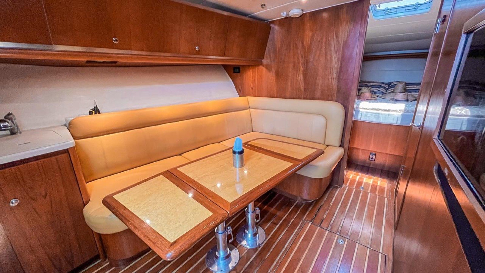 Yate Tiara 44 pies de lujo saliendo de Marina Yucalpetén, Progreso