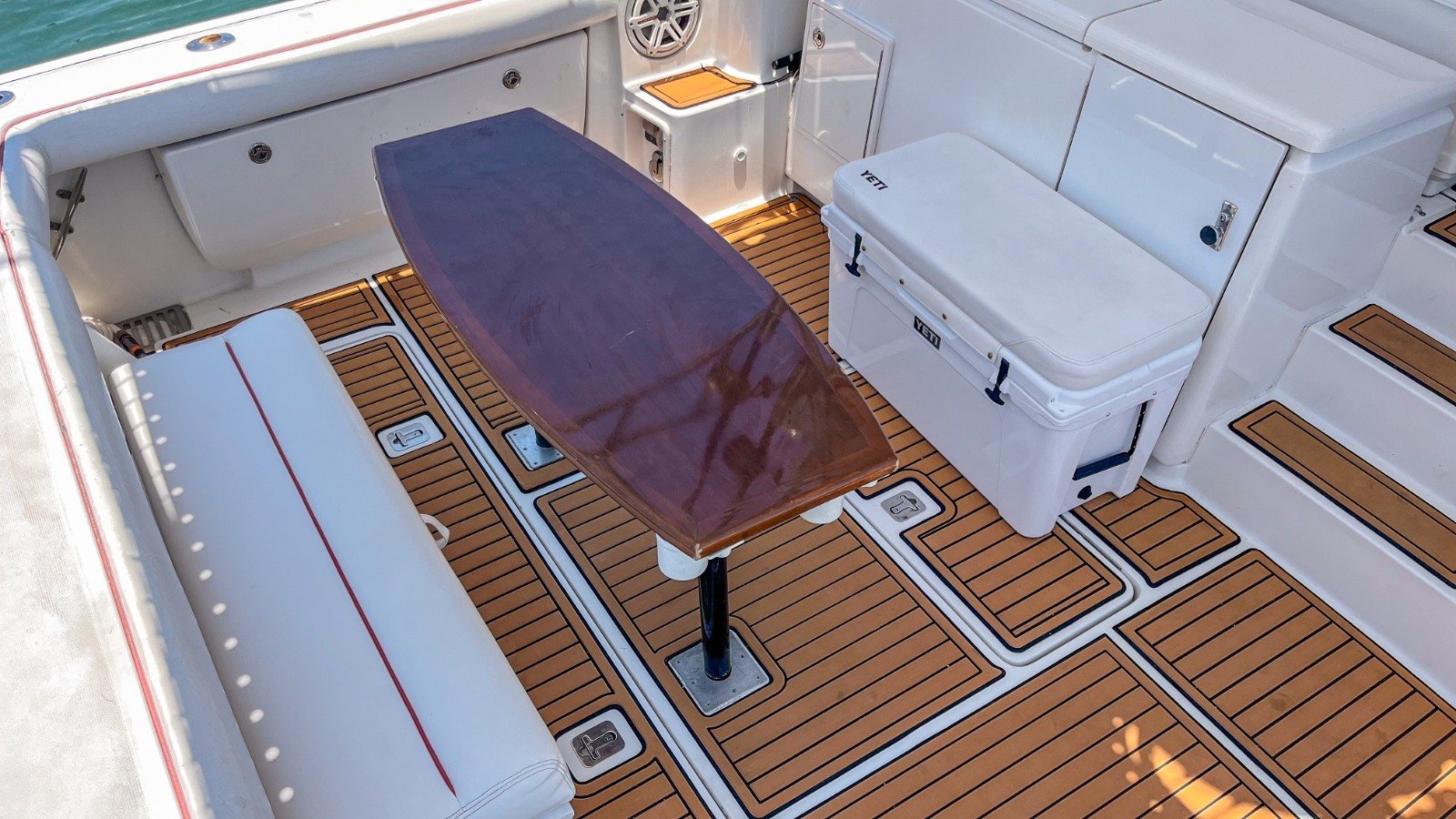 Yate Tiara 44 pies de lujo saliendo de Marina Yucalpetén, Progreso