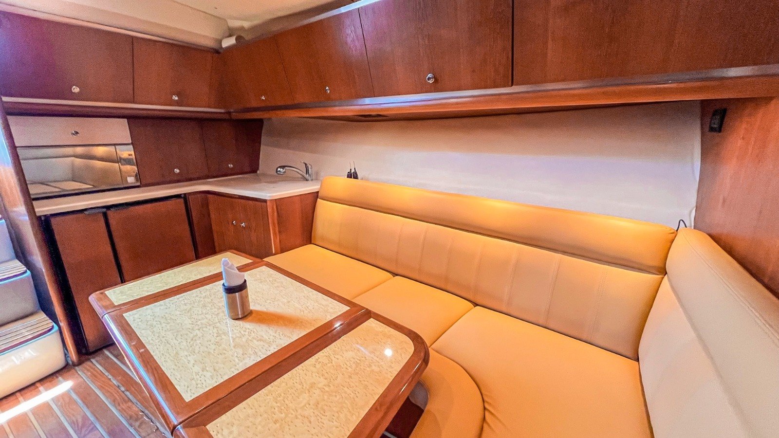 Yate Tiara 44 pies de lujo saliendo de Marina Yucalpetén, Progreso