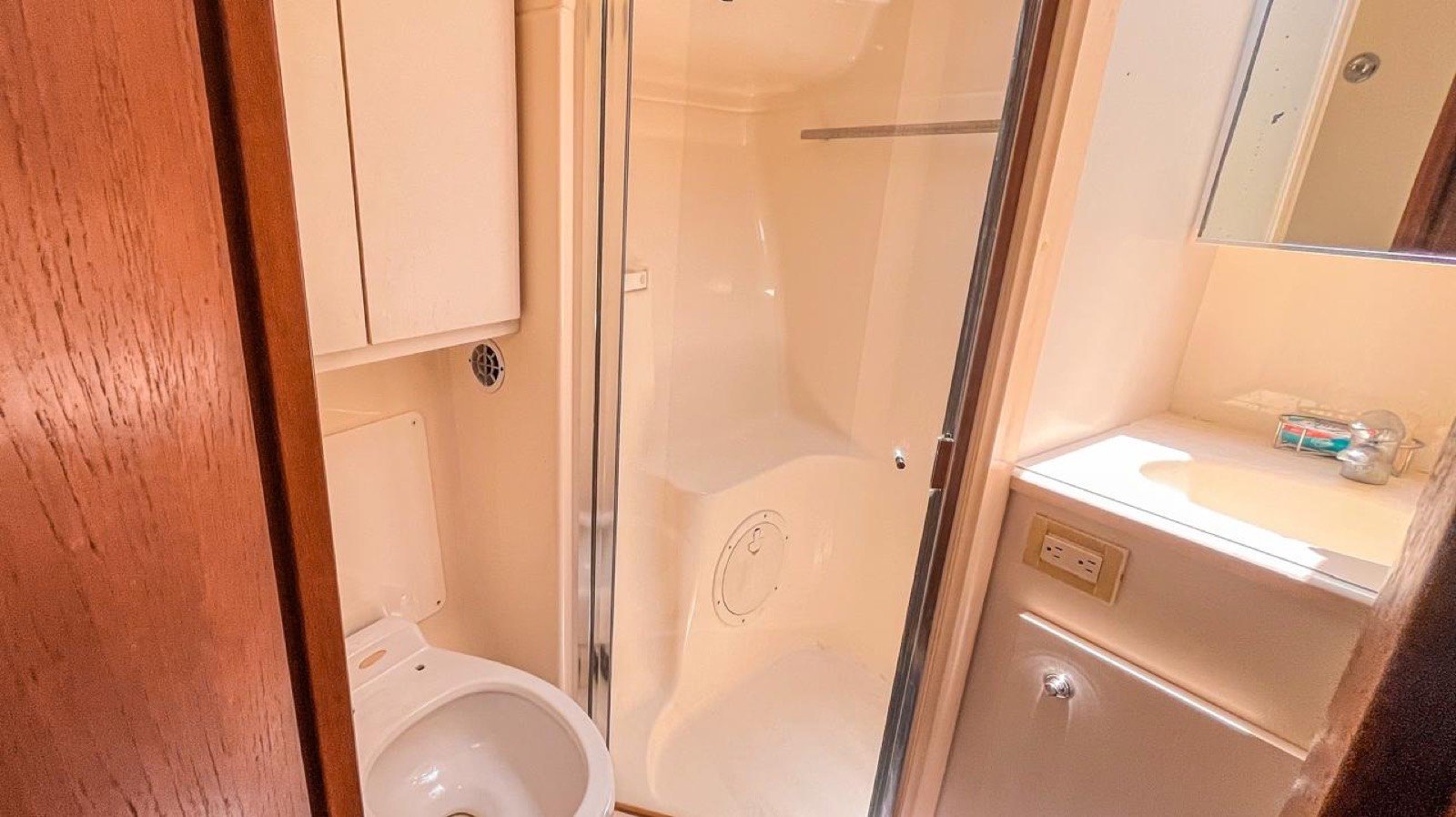 Yate Tiara 44 pies de lujo saliendo de Marina Yucalpetén, Progreso