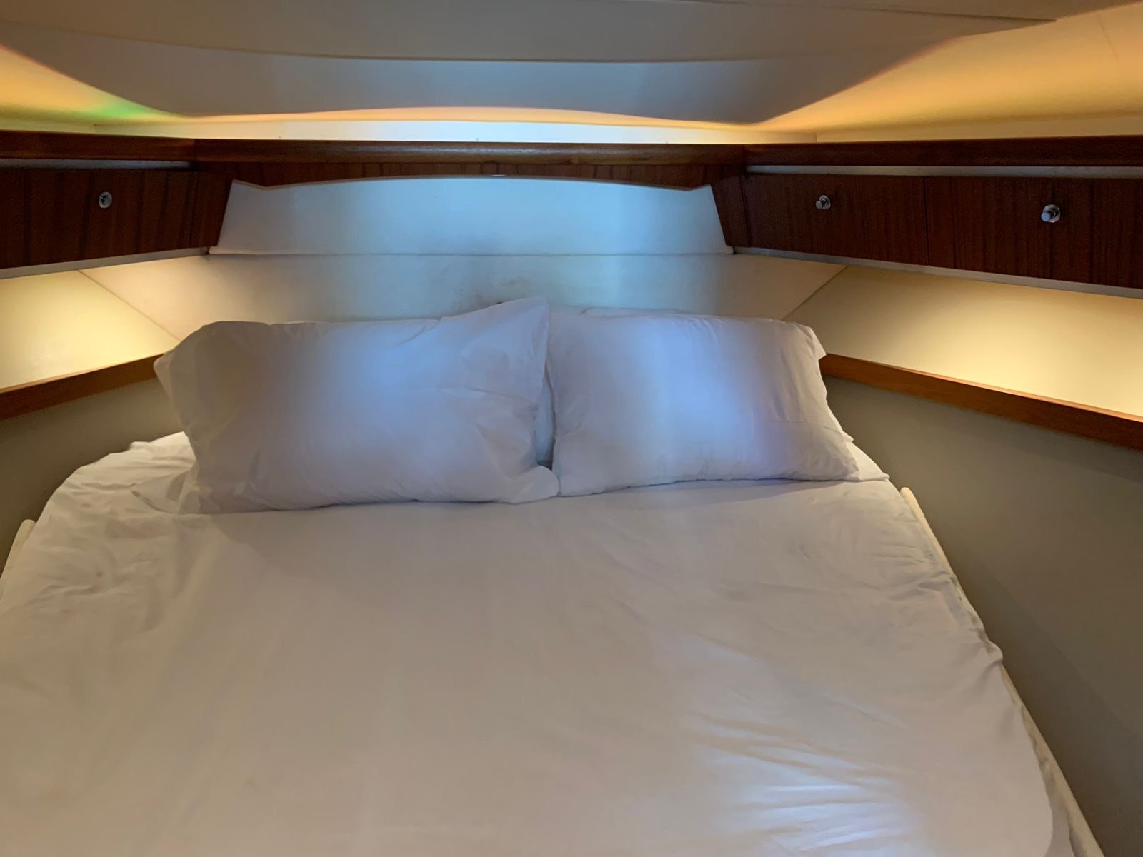 Yate Tiara 44 pies de lujo saliendo de Marina Yucalpetén, Progreso