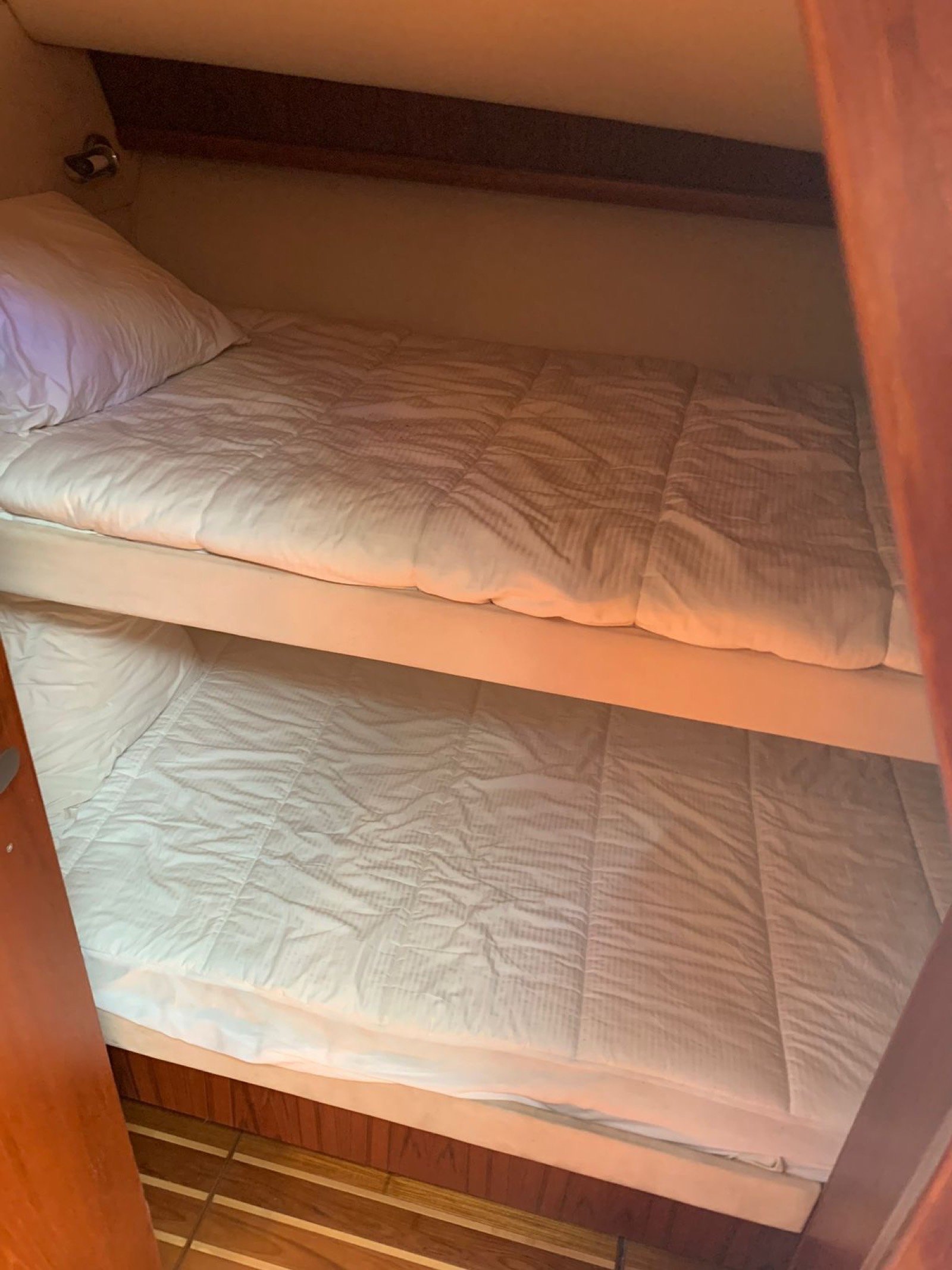 Yate Tiara 44 pies de lujo saliendo de Marina Yucalpetén, Progreso