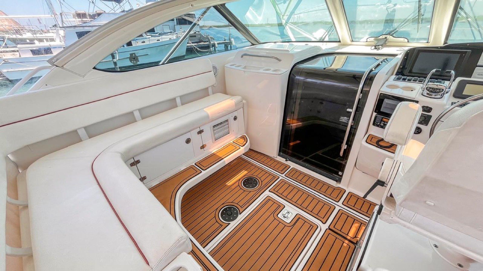 Yate Tiara 44 pies de lujo saliendo de Marina Yucalpetén, Progreso